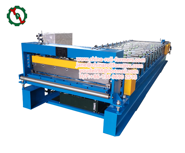 Machine de formage de rouleaux pour panneaux sandwichs